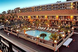 Tropicana Inn Hotel near Disneyland. Online Reservations for Anaheim and Hotels near Disneyland. [Photo Credit: Anabella Hotel]