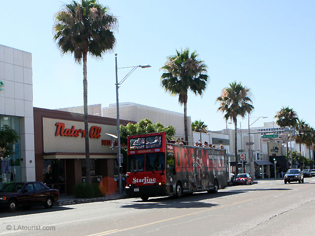 StarLine Tour Bus near Nate 'n Al's delicatessen, 414 N Beverly Dr, Beverly Hills, CA 90210