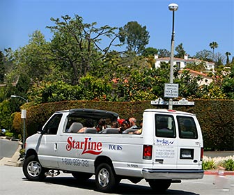 StarLine celebrity home tour in the Hollywood Hills, near the home of David Beckham. [Photo Credit: LAtourist.com]